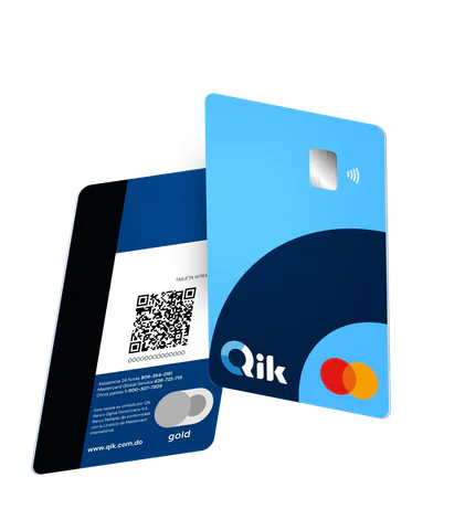 Teléfono celular presentando la interfaz de tarjeta de crédito del App Qik , restaltando la parte de cashback generado y una tarjeta de crédito Qik física.